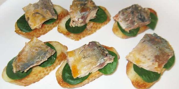 бутерброды со скумбрией лодочки