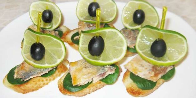 бутерброды со скумбрией лодочки