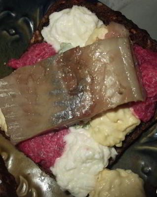 Бутерброды закусочные с сельдью