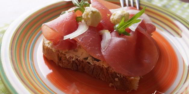 датский бутерброд с лимонно-каперсовой намазкой