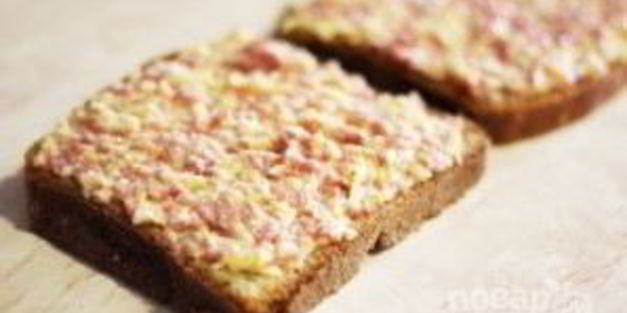 горячие бутерброды с колбасой и сыром