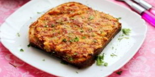 горячие бутерброды с колбасой и сыром