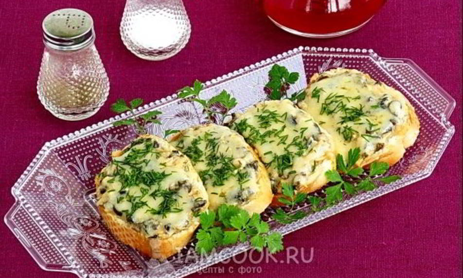 Рецепт горячие бутерброды с консервированным лососем и маслинами