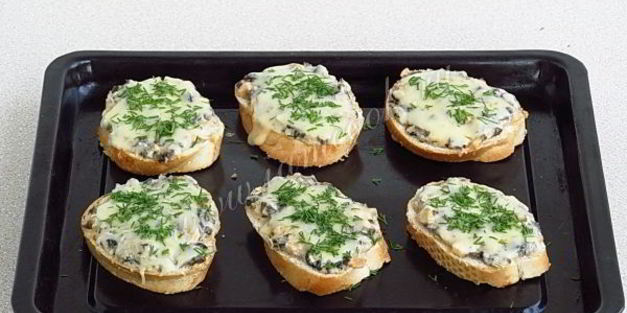 горячие бутерброды с консервированным лососем и маслинами