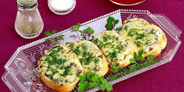 горячие бутерброды с консервированным лососем и маслинами