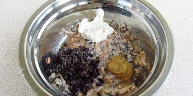 горячие бутерброды с консервированным лососем и маслинами