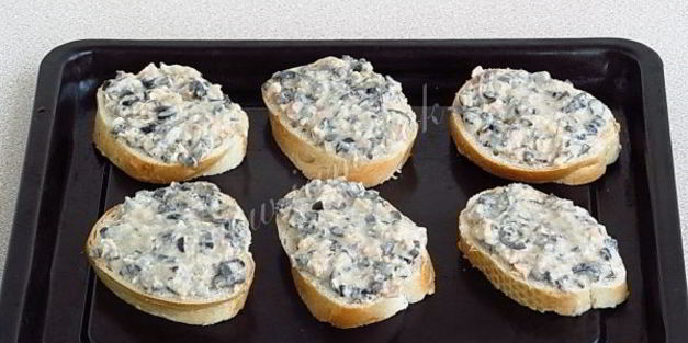 горячие бутерброды с консервированным лососем и маслинами