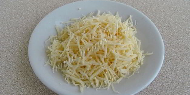 горячие бутерброды с консервированным лососем и маслинами