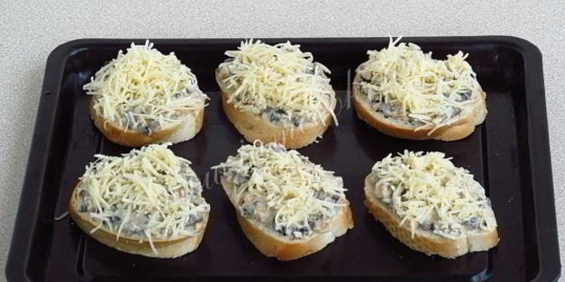 горячие бутерброды с консервированным лососем и маслинами