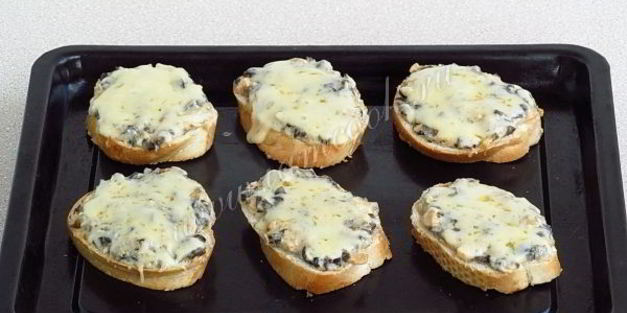 горячие бутерброды с консервированным лососем и маслинами