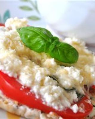 Горячие бутерброды с помидорами и рикоттой