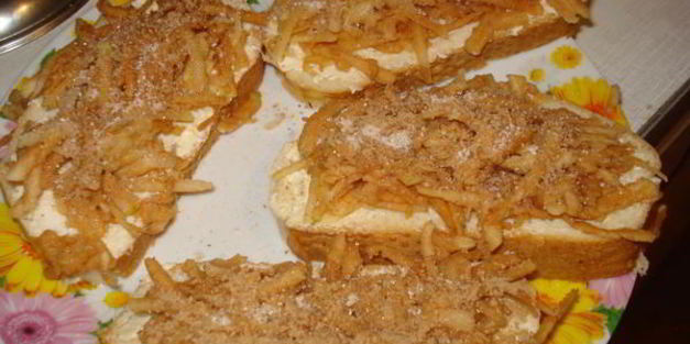 горячие бутерброды с яблоком и корицей