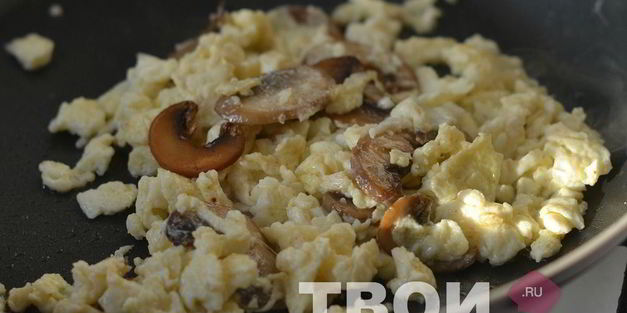 горячие бутерброды с яйцом и грибами