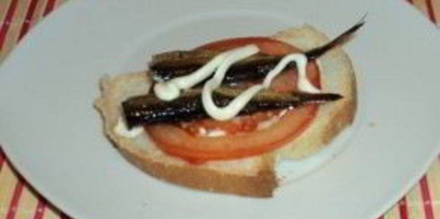 горячие бутерброды со шпротами и сыром