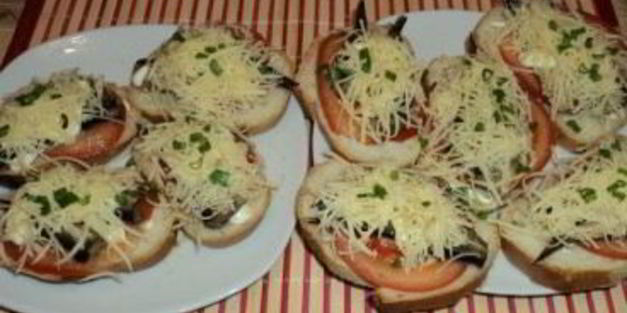 горячие бутерброды со шпротами и сыром