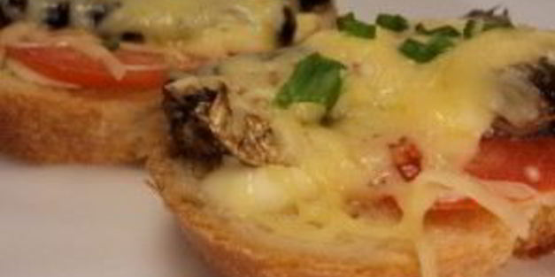 горячие бутерброды со шпротами и сыром