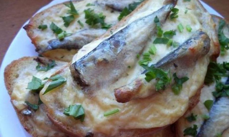 Рецепт горячие бутерброды со шпротами