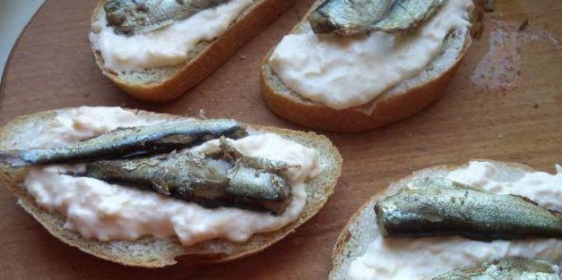 горячие бутерброды со шпротами