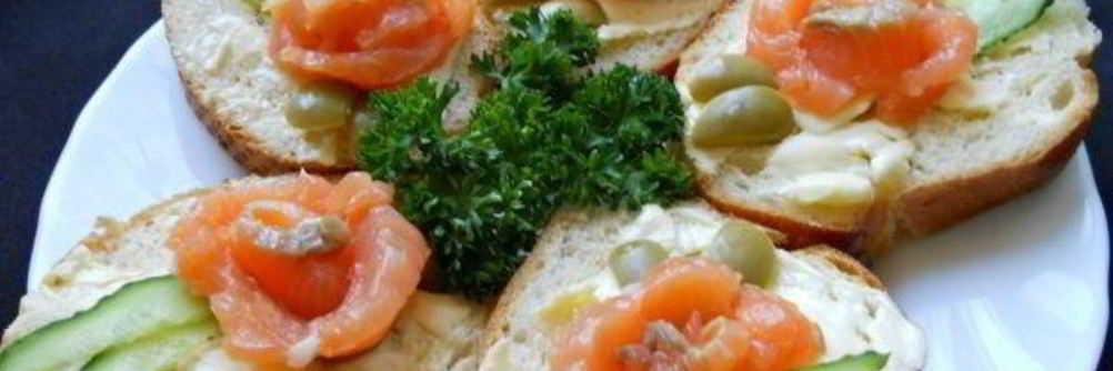 Маленькие бутерброды с семгой