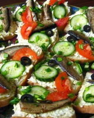 Праздничные бутерброды с сыром и шпротами