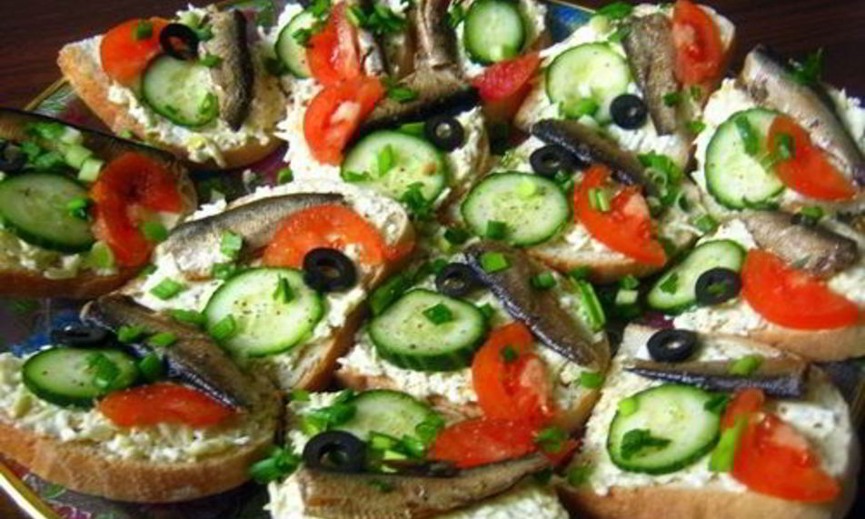 Рецепт праздничные бутерброды с сыром и шпротами