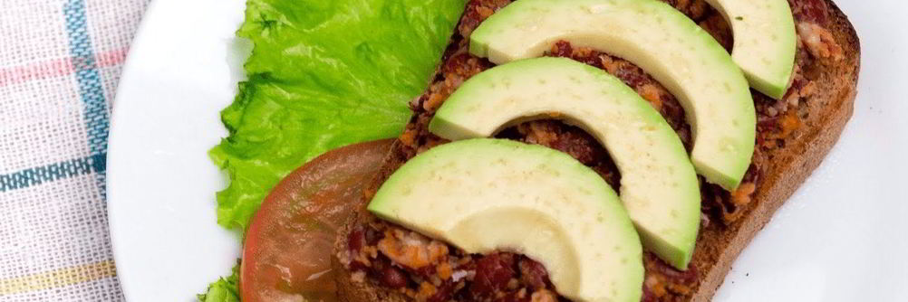 Сытный бутерброд с авокадо