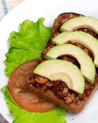 Сытный бутерброд с авокадо