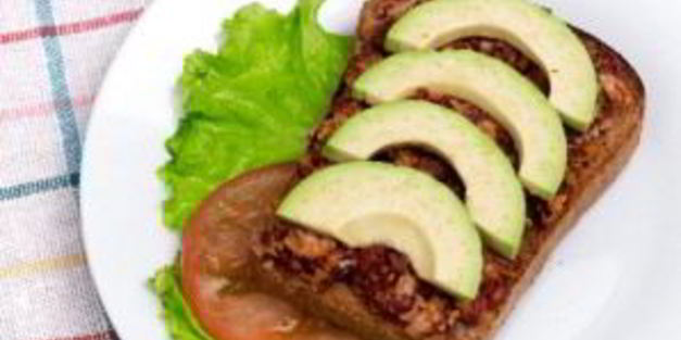 сытный бутерброд с авокадо