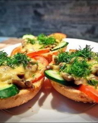 Закусочные бутерброды с грибами под сыром