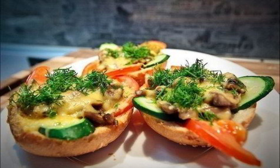 Рецепт закусочных бутербродов с грибами пода сырома