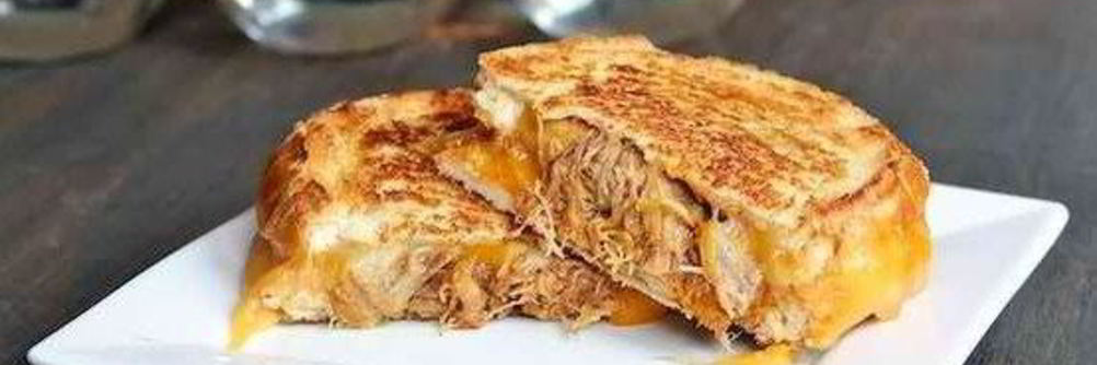 Запеченный бутерброд с сыром и мясом