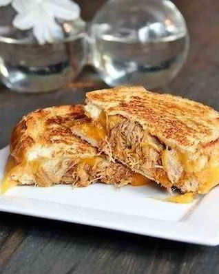 Запеченный бутерброд с сыром и мясом