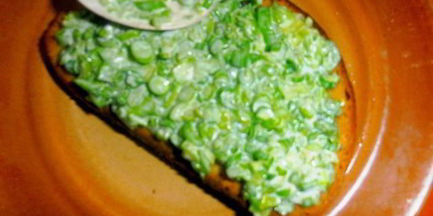 зеленый бутерброд с анчоусами