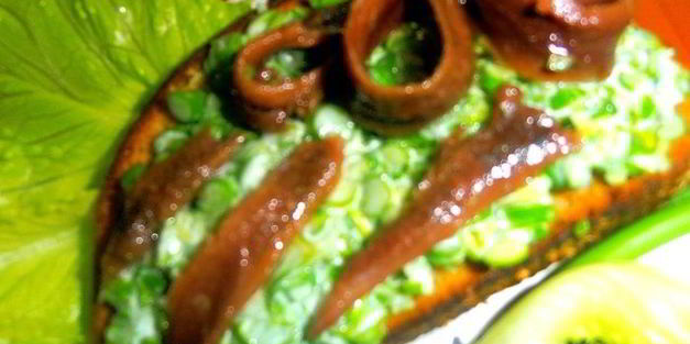 зеленый бутерброд с анчоусами