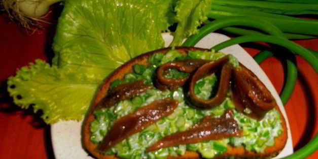 зеленый бутерброд с анчоусами