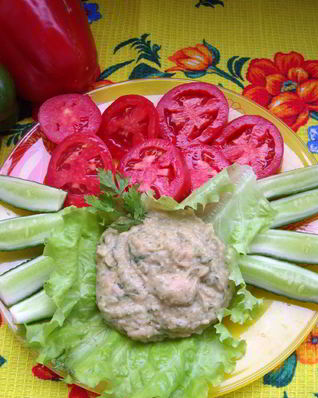 Быстрый хумус из фасоли с сырыми овощами