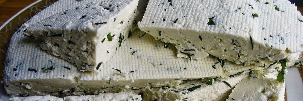 Домашний сыр с зеленым луком