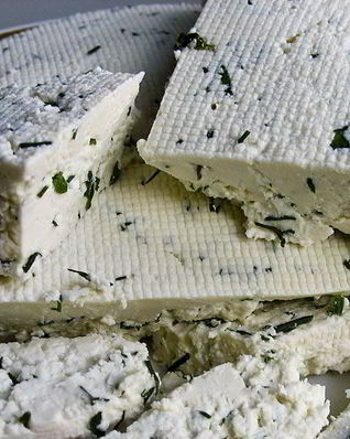 Домашний сыр с зеленым луком