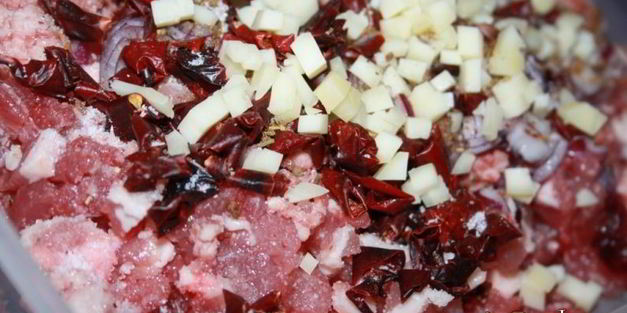 домашняя колбаса с паприкой и сыром