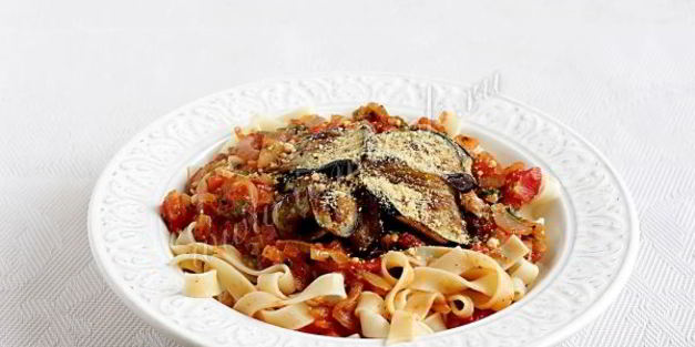 фетучини в томатном соусе с баклажанами