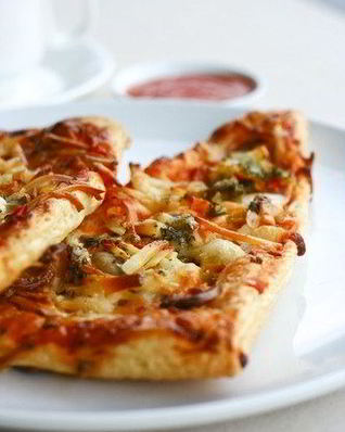 Хрустящая закуска из пармской ветчины, пекорино и розмарина