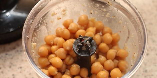 хумус с домашними лепешками