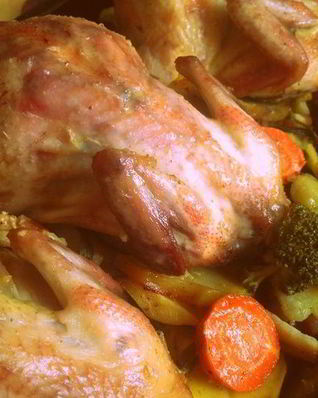 Маринованные в вине перепела, запеченные с овощами и беконом