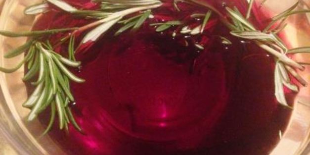 маринованные в вине перепела, запеченные с овощами и беконом