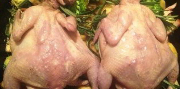 маринованные в вине перепела, запеченные с овощами и беконом