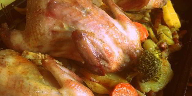 маринованные в вине перепела, запеченные с овощами и беконом