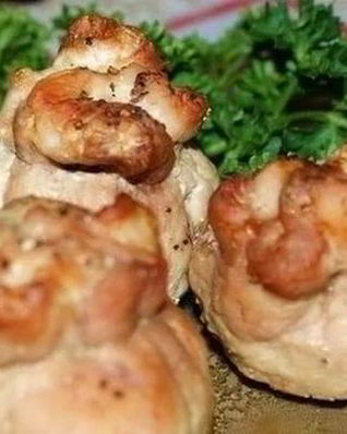 Мешочки из свинины с маринованными грибами