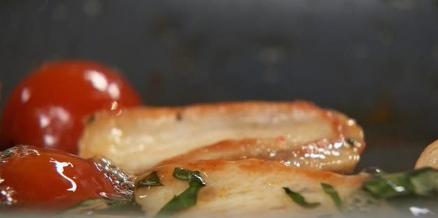 белковый омлет с цыпленком и базиликом