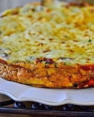 Фриттата c картофелем, сладким перцем, зеленью и сыром