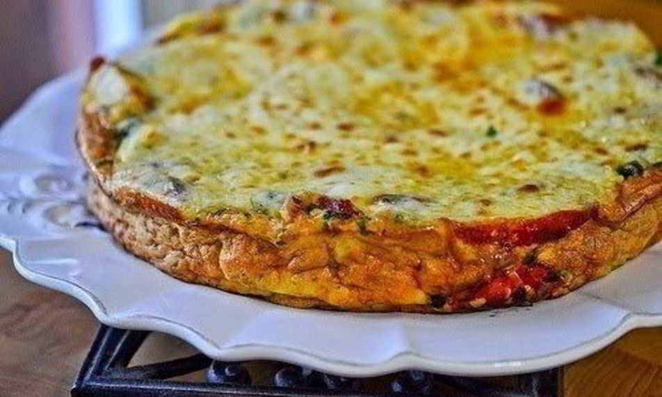 Рецепт фриттата c картофелем, сладким перцем, зеленью и сыром